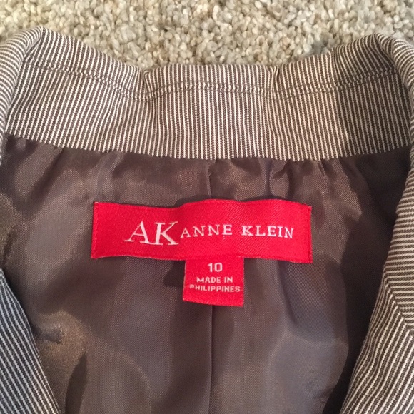 Ann Klein grey striped suit with crop flare pants. Stretch. Size 10. - Picture 9 of 14